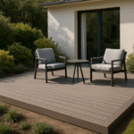 Terrasse composite gris brun installée devant une maison avec mobilier extérieur sobre