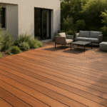 Terrasse extérieure en lames de cumaru brun chaud aux teintes naturellement variées