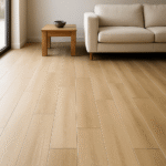 Sol de pièce de vie en carrelage imitation parquet aux joints fins beige grège